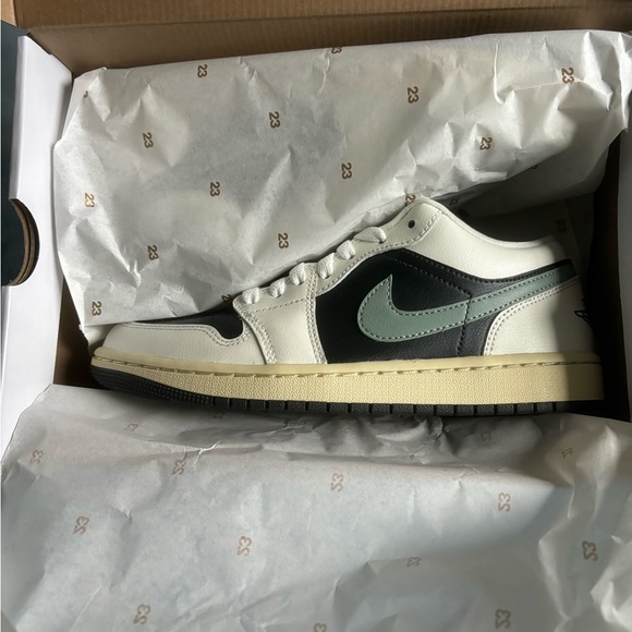 Women’s size 7.5 Jordan one lows - Picture 2 of 4